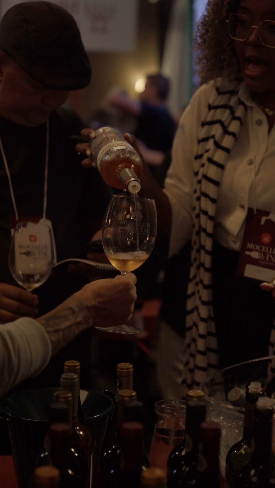Convidados degustando vinhos e conversando durante a noite